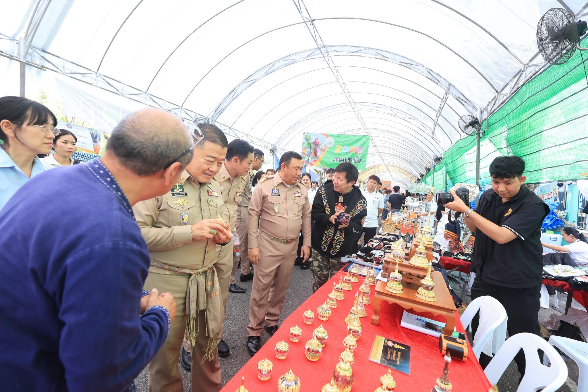 title - ปลัดกระทรวงเกษตรฯ และผู้บริหาร ส.ป.ก. เยี่ยมชมร้านค้า ในงานวันคล้ายวันสถาปนา ส.ป.ก. ครบรอบ 51 ปี